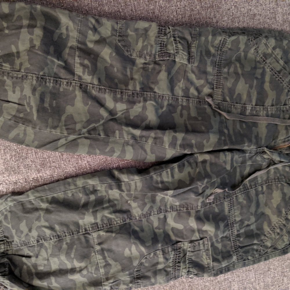 Women's camo cargo capris